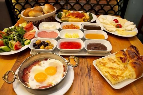 伊斯坦布尔Elite Marmara Old City的餐桌,盘子上放着食物和碗