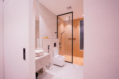 Al MutaynīyātPool villa فيلا من ثلاث غرف نوم的浴室配有卫生间、盥洗盆和淋浴。