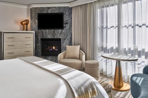阿斯潘阿斯彭瑞吉度假酒店的酒店客房配有一张床和一个壁炉。
