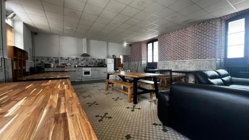 利亚内斯阿尔伯格艾斯特享旅舍的大房间设有桌子和厨房