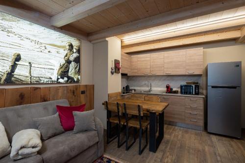 利维尼奥Chalet Da Florin的带沙发的客厅和厨房