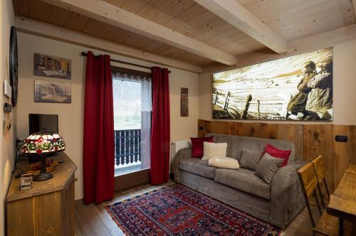 利维尼奥Chalet Da Florin的带沙发和窗户的客厅
