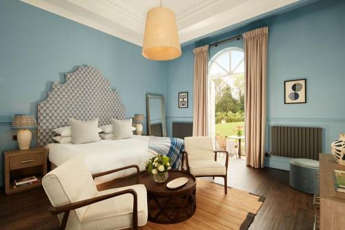 彼索普斯托福唐霍尔酒店的卧室配有一张床和一张桌子及椅子