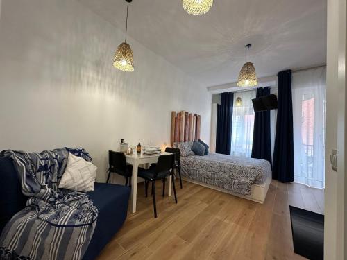 Due Mari Milano Apartment ZONA PORTELLO-FIERA FREE WI-FI客房内的一张或多张床位