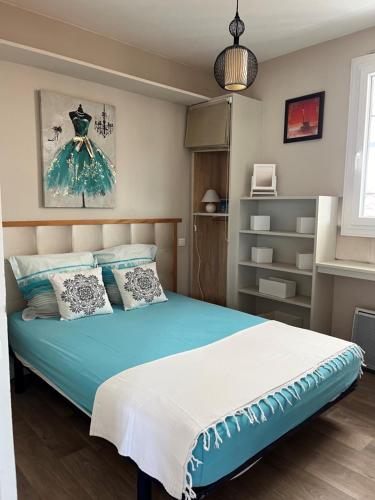 布科·莱斯白老城Appartement Résidence Saint Jours - Centre ville的一间卧室配有蓝色的床和枕头