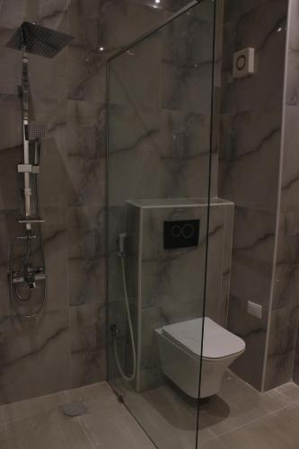 金沙萨Hotel Belle Vie的浴室配有淋浴和卫生间。