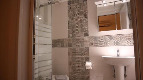 萨尔蒂维克酒店的一间带水槽和镜子的浴室