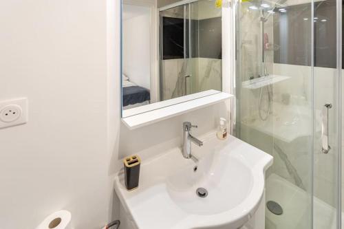 摩兰吉斯Studio cosy proche Paris Orly的白色的浴室设有水槽和淋浴。