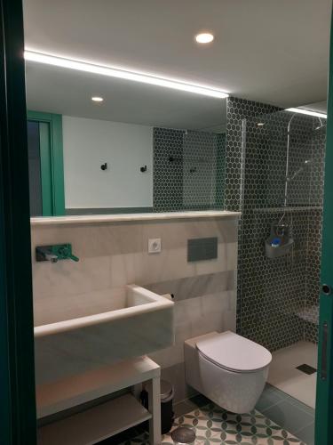 帕洛斯角TORREMOCHA的一间带水槽、卫生间和镜子的浴室