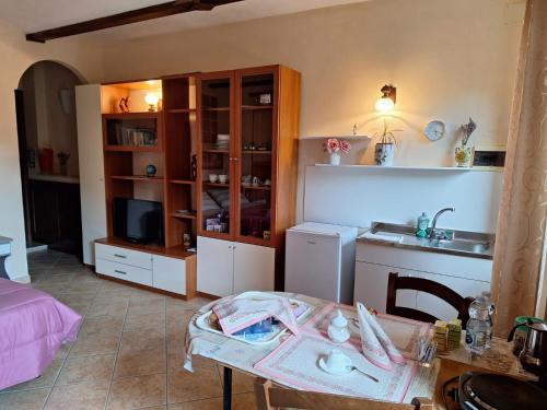 CavallermaggioreB&B Bertaina Mauro的带桌子的客房和带水槽的厨房