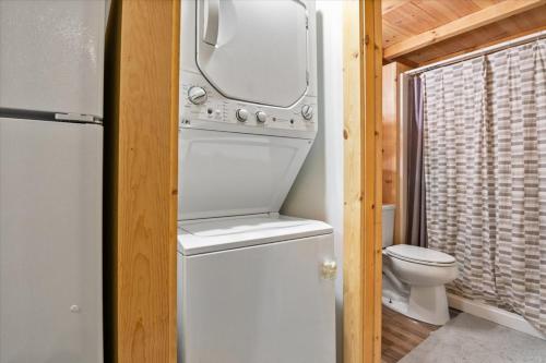 EldonThe Eldon Cabin Experience的一个小房子里的洗衣机和烘干机