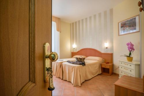 维亚雷焦凯蒂酒店的一间酒店客房,客房内配有一张床