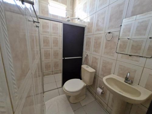 索雷HOTEL E RESTAURANTE ILHA BELA的浴室配有卫生间、盥洗盆和淋浴。