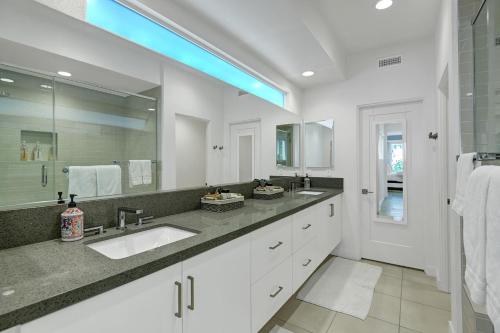 棕榈泉The Luxe Vibe的一间带两个盥洗盆和大镜子的浴室