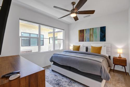 棕榈泉The Luxe Vibe的一间卧室配有一张床和吊扇