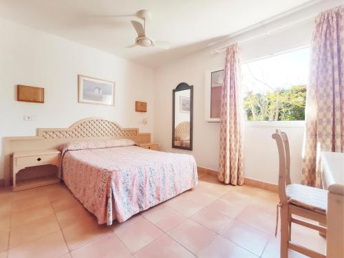 伊斯费古耶拉尔海滩Casa Rainer的一间卧室设有一张床和一个窗口