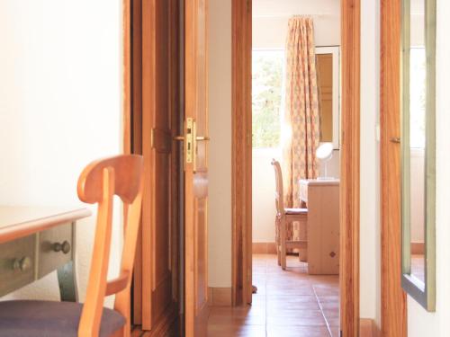 伊斯费古耶拉尔海滩Casa Rainer的一间设有门的房间,可通往用餐室