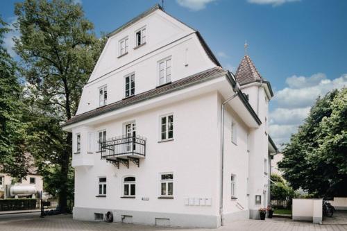 兰茨胡特Privat-Gästezimmer LA-Villa-Feeling的白色的建筑,侧面设有阳台