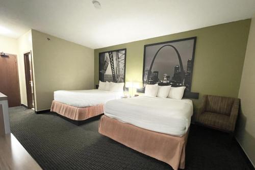 圣查尔斯圣查尔斯速8酒店的酒店客房,配有两张床和椅子