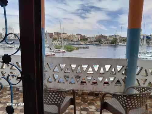 阿斯旺NiLe ViEW RANA NUbian Guest HOUES的阳台享有河景