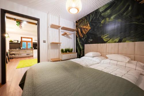 克塞洛Picnic Lux 2plus2 Centrum的卧室配有一张床,墙上挂着一幅大画