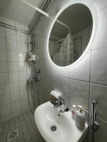 拉赫蒂VesiLahti RoofLevel Apartment的一间带水槽和镜子的浴室
