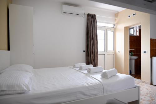 圣金Hotel 'DEL MAR' - Shengjin的一张白色的床,上面有两条毛巾