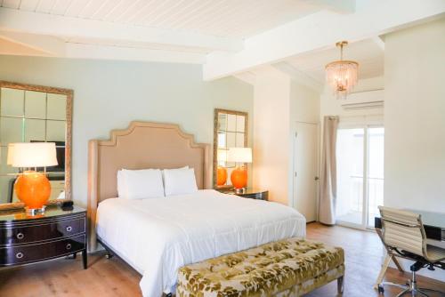 圣巴巴拉圣巴巴拉太平洋克里斯特酒店的卧室配有一张白色大床和一把椅子