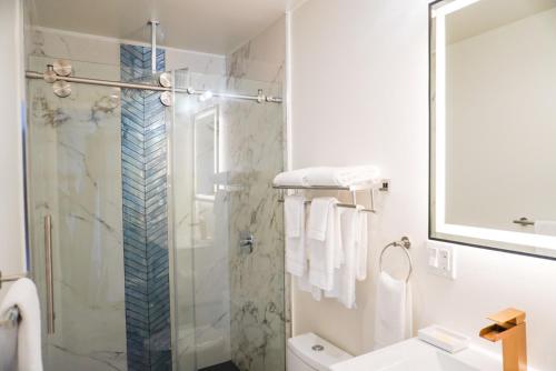 圣巴巴拉圣巴巴拉太平洋克里斯特酒店的带淋浴、卫生间和盥洗盆的浴室