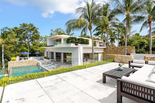 Mardankashan's HOme的享有带游泳池和棕榈树的别墅的外部景色