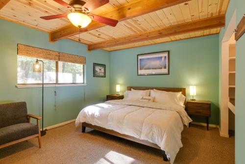格罗夫兰Spacious Groveland Cabin with Wraparound Deck!的一间卧室配有一张床和吊扇