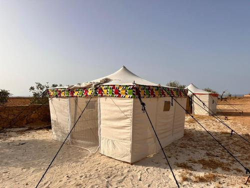 Kafr Abu HabhabCaves Camp Matrouh的沙漠中的一个白色帐篷