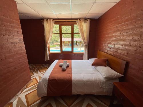 巴尼奥斯Playita Salomon的一间卧室设有一张大床和窗户