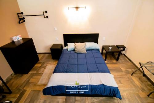 库奥蒂特兰伊斯卡伊A03 Full Suite ‖ Mini Dept at Plaza Acequia的一间卧室配有一张蓝色棉被的床