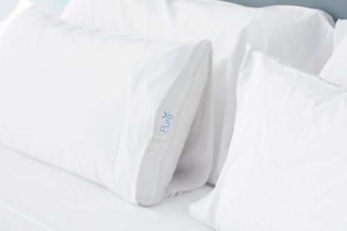 普莱诺Residence Inn by Marriott Dallas Plano/Legacy的床上的一堆白色枕头
