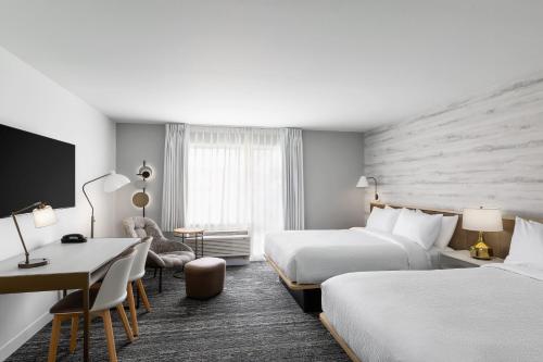 艾恩芒廷TownePlace Suites by Marriott Iron Mountain的酒店客房配有两张床和一张书桌