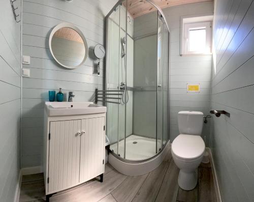 加茨比亚格拉Domki Faro的带淋浴、卫生间和盥洗盆的浴室
