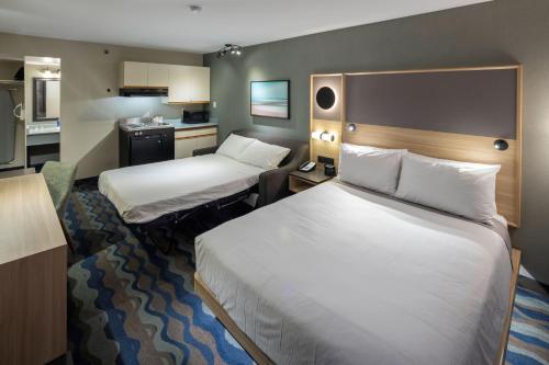 坎卢普斯坎卢普斯艾塞特旅馆的酒店客房带两张床和厨房