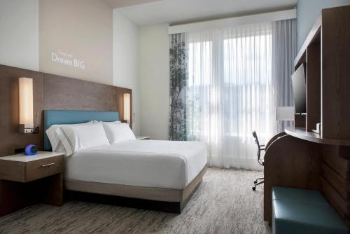 贝尔格莱德EVEN Hotel Bozeman Yellowstone Intl Arpt, an IHG Hotel的酒店客房,配有床和电视