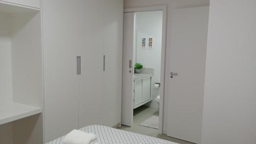 维多利亚RED DESIGN - Apto completo 2 Qts 901的白色的浴室设有床和卫生间。