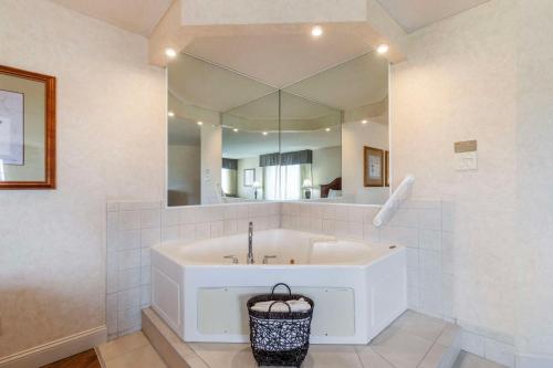 达文波特斯蒂普雷加特贝斯特韦斯特高级酒店的一间带浴缸和大镜子的浴室