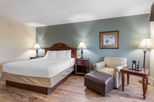 达文波特斯蒂普雷加特贝斯特韦斯特高级酒店的配有一张床和一把椅子的酒店客房