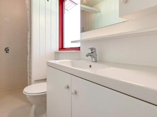 莱斯Holiday home Læsø XXV的白色的浴室设有水槽和卫生间。