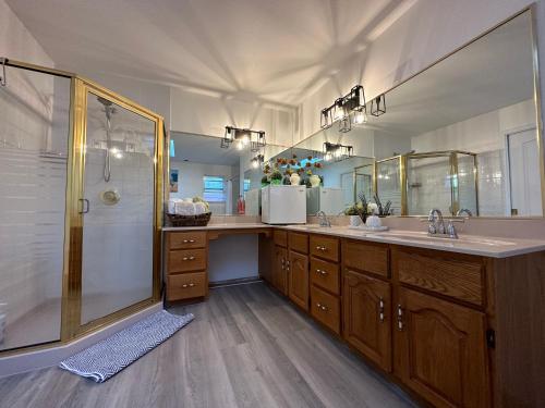 伯纳比Beautiful Home in Burnaby (Metrotown Area)的一间带两个盥洗盆和淋浴的浴室