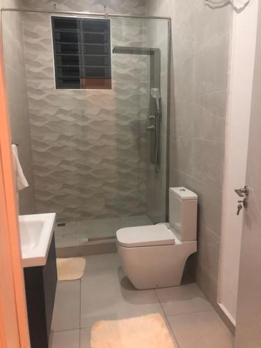 阿克拉Suville的带淋浴、卫生间和盥洗盆的浴室