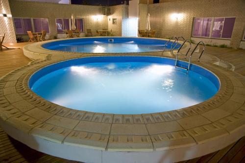 岑特纳里奥全球酒店 的蓝色海水圆形游泳池内的热水浴池