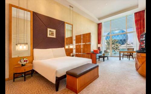阿布扎比Al Raha Beach Hotel - Gulf View Room DBL - UAE的酒店客房设有床和客厅。