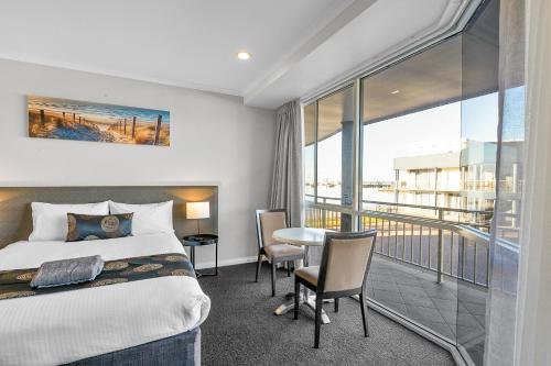 林肯港喜尔顿汽车旅馆的酒店客房设有一张床和一个阳台。