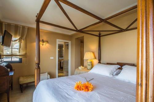 阿尔姆尼卡Penthouse Paradise的一间卧室配有一张带橙花的大床