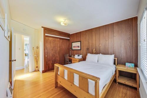 旧金山Spacious 2br Near Ocean & Sutro Heights Park的一间卧室设有一张床和木墙